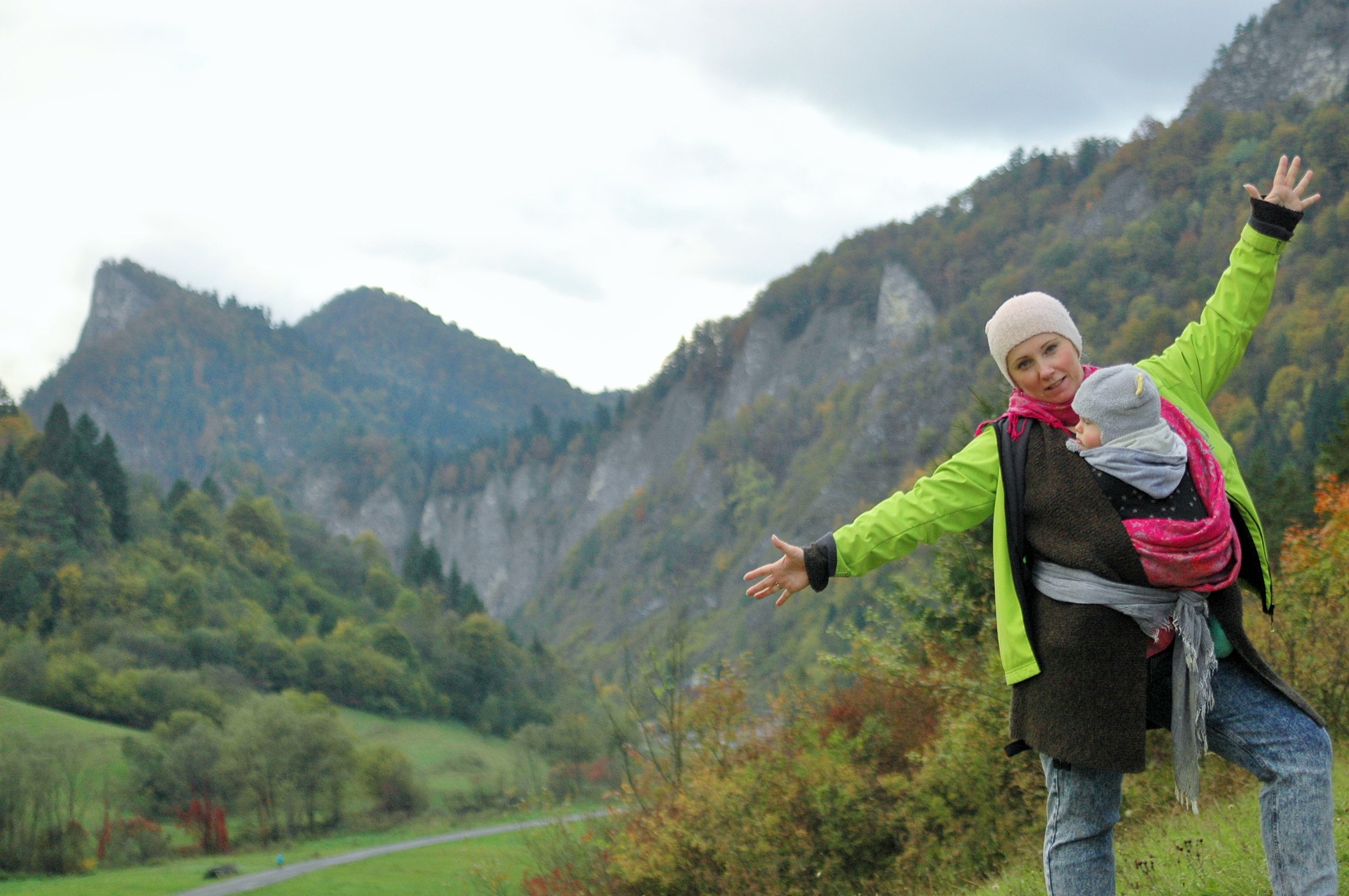 góry z niemowlęciem w nosidle