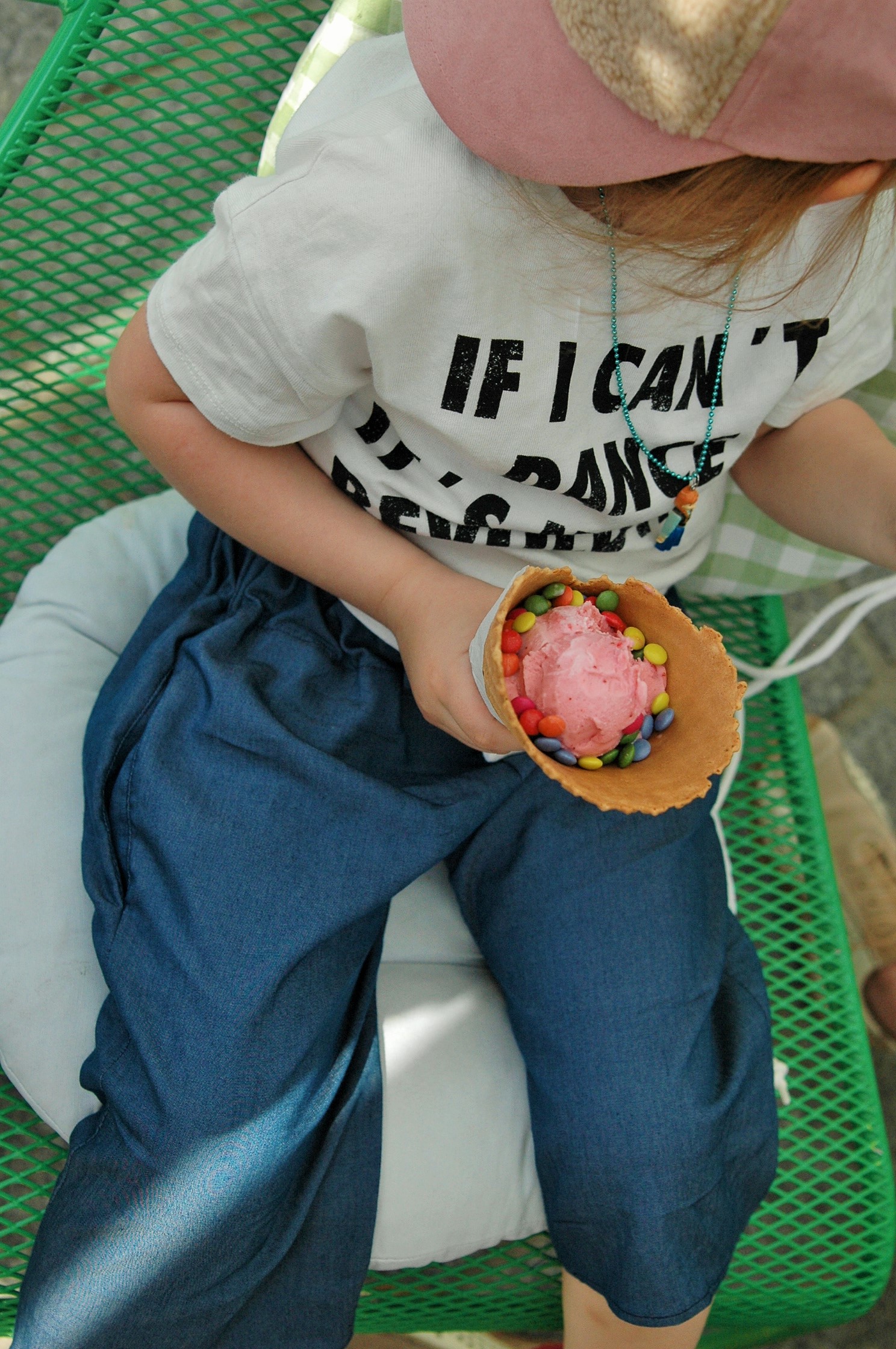 dziewczynka w luźnych spodniach 