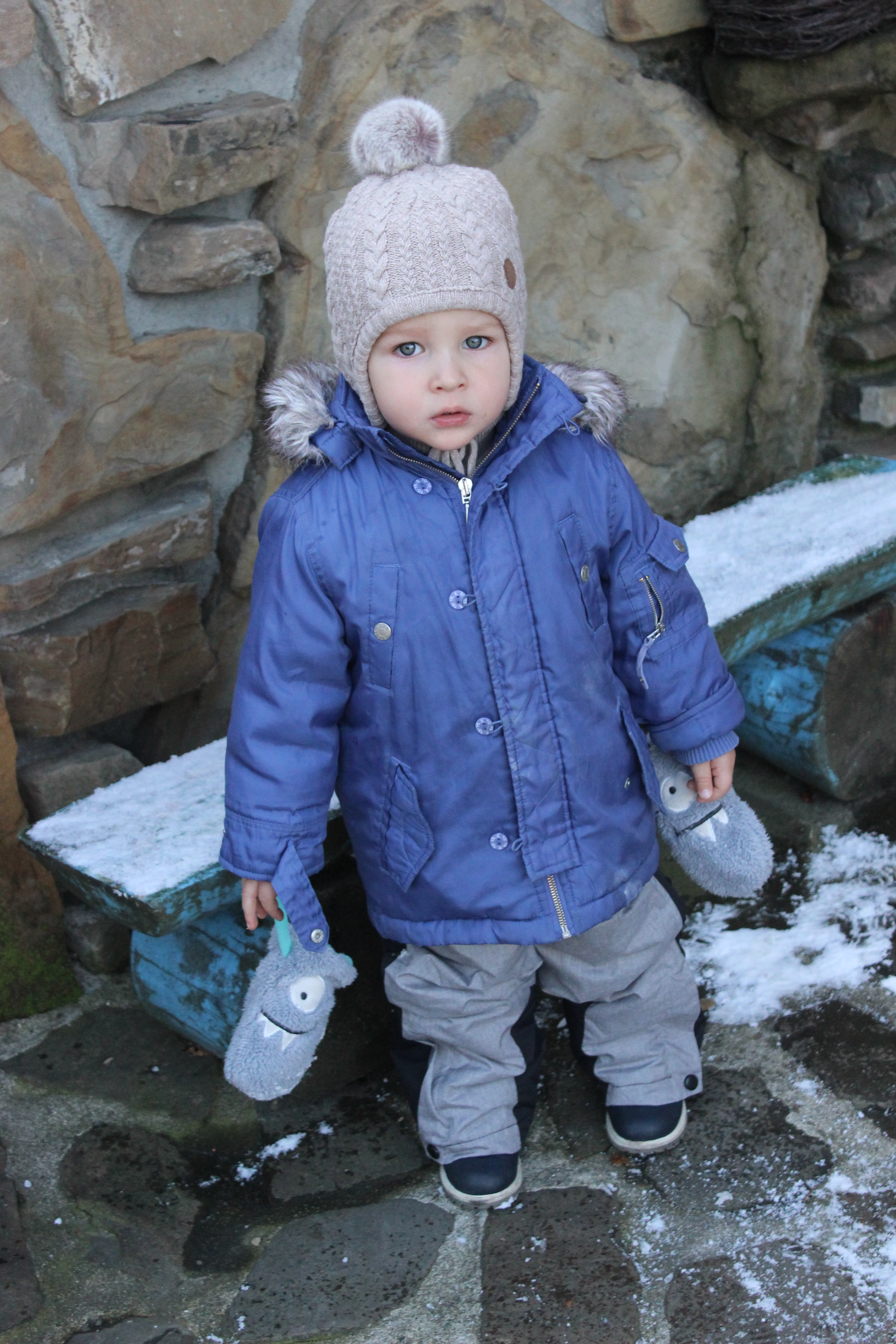 chlopiec w gorach