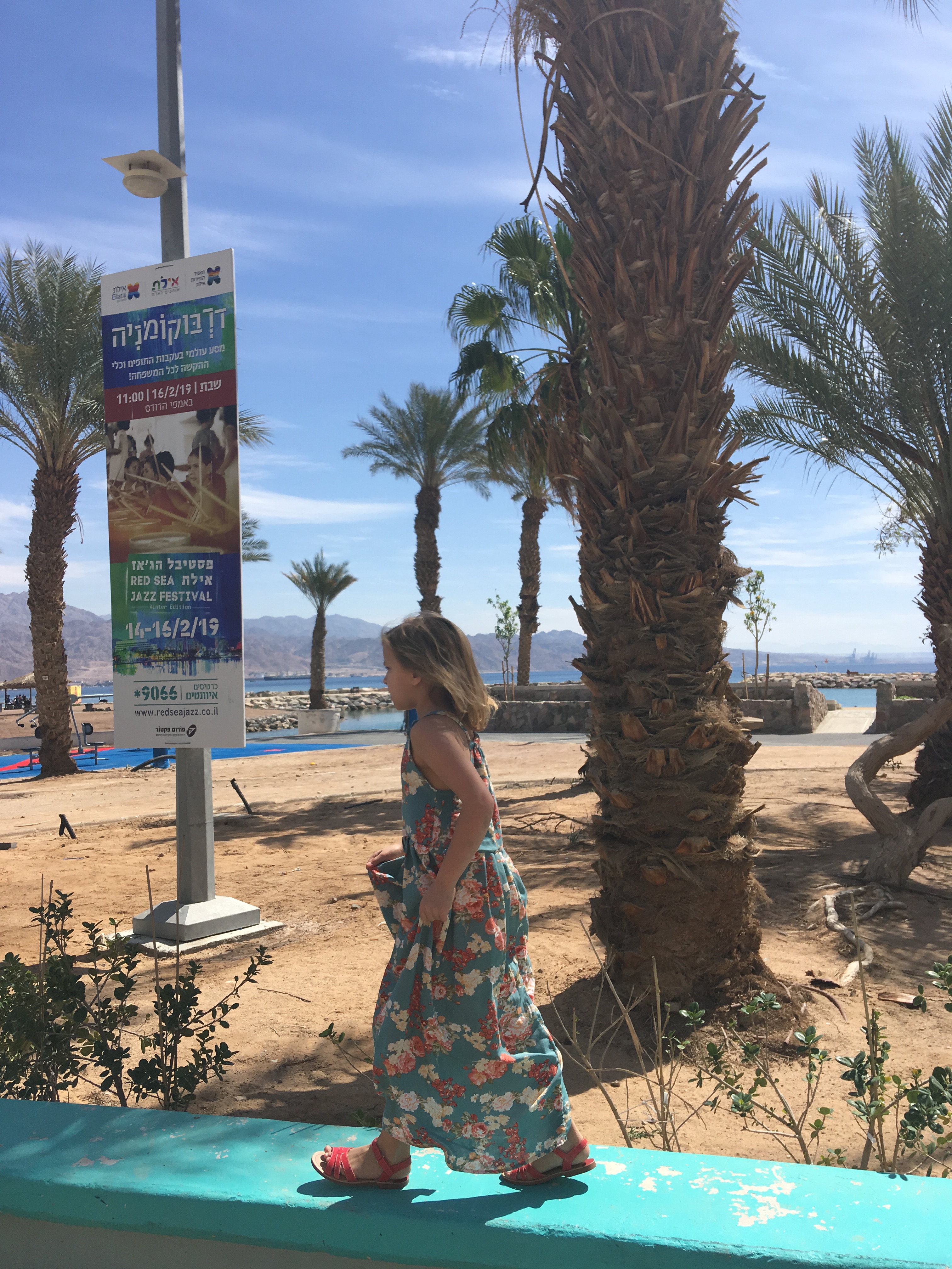 dziewczynka w dlugiej boho sukience