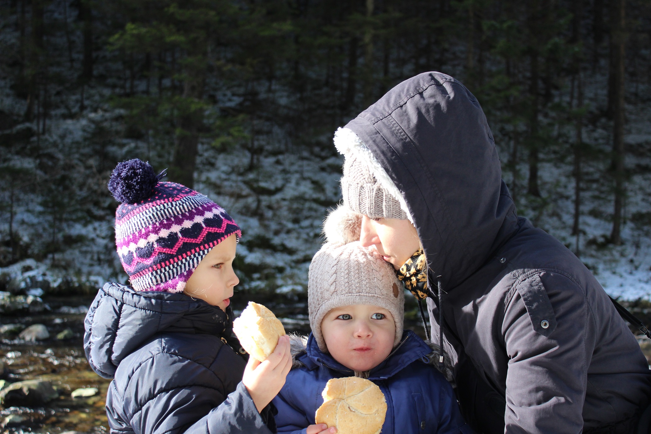 dzieci i mama w gorach