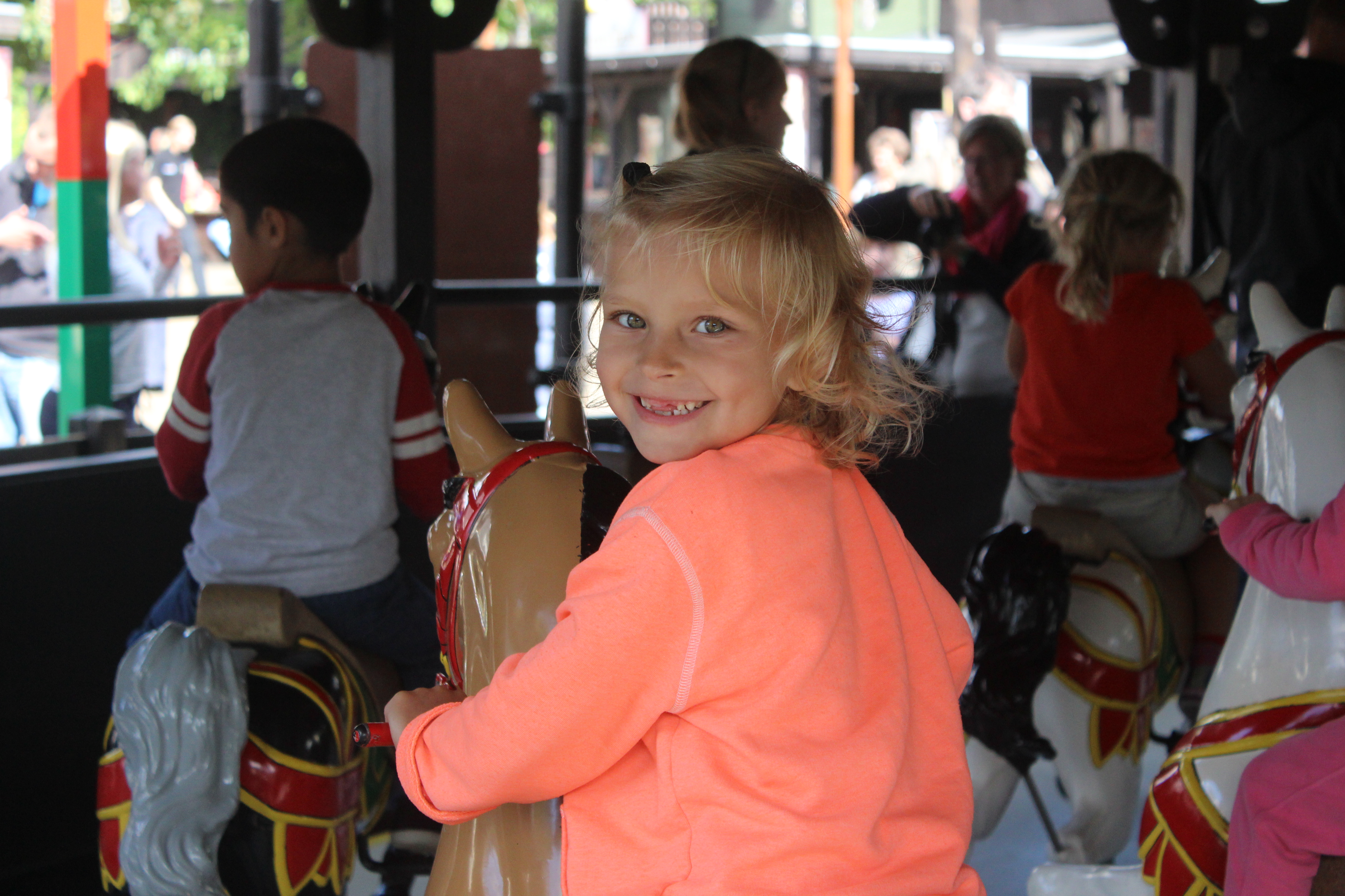 dziewczynka na karuzeli