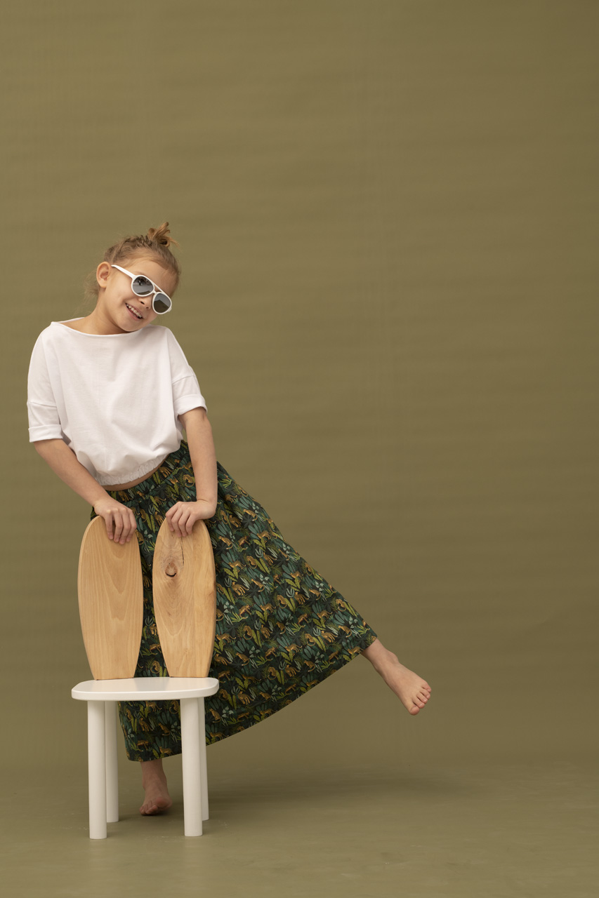 dziewczynka w długiej spódnicy