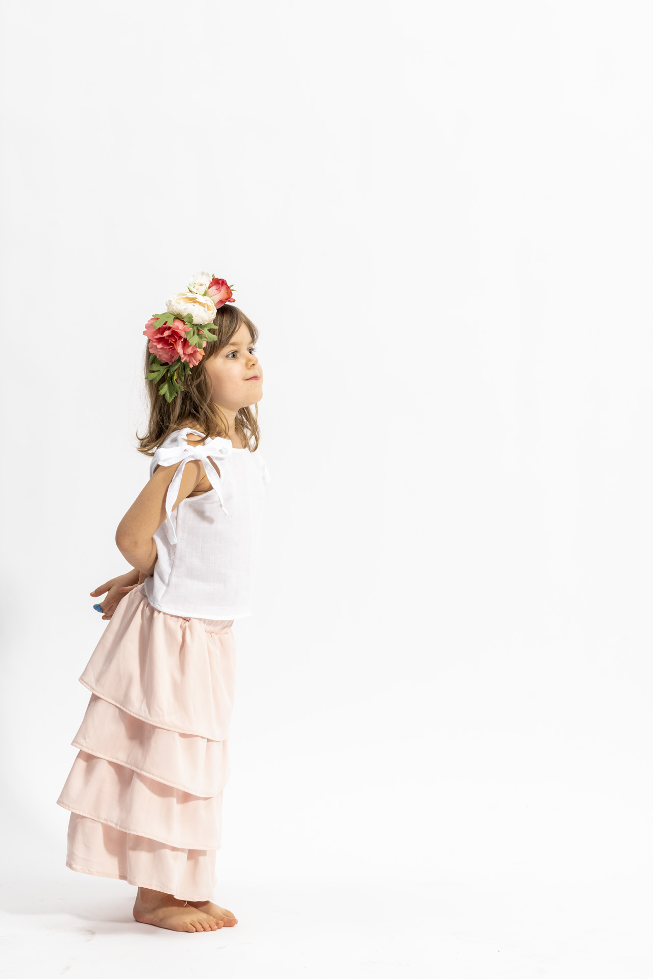 dziewczynka w dlugiej spódniczce z falbanami