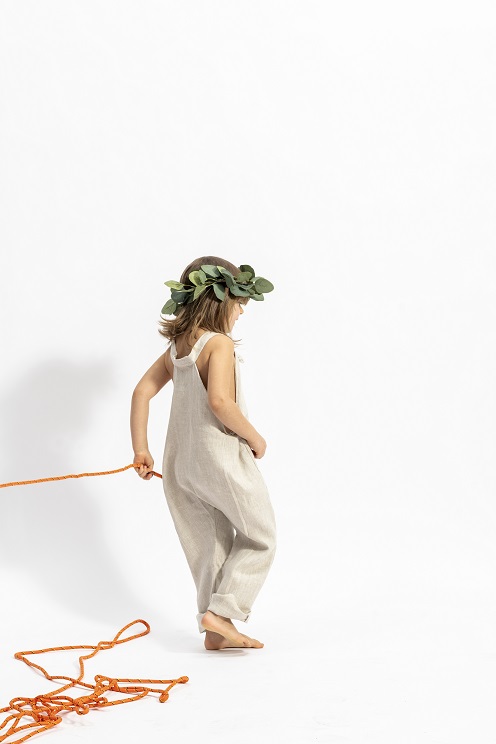 dziewczynka w lnianym kombinezonie