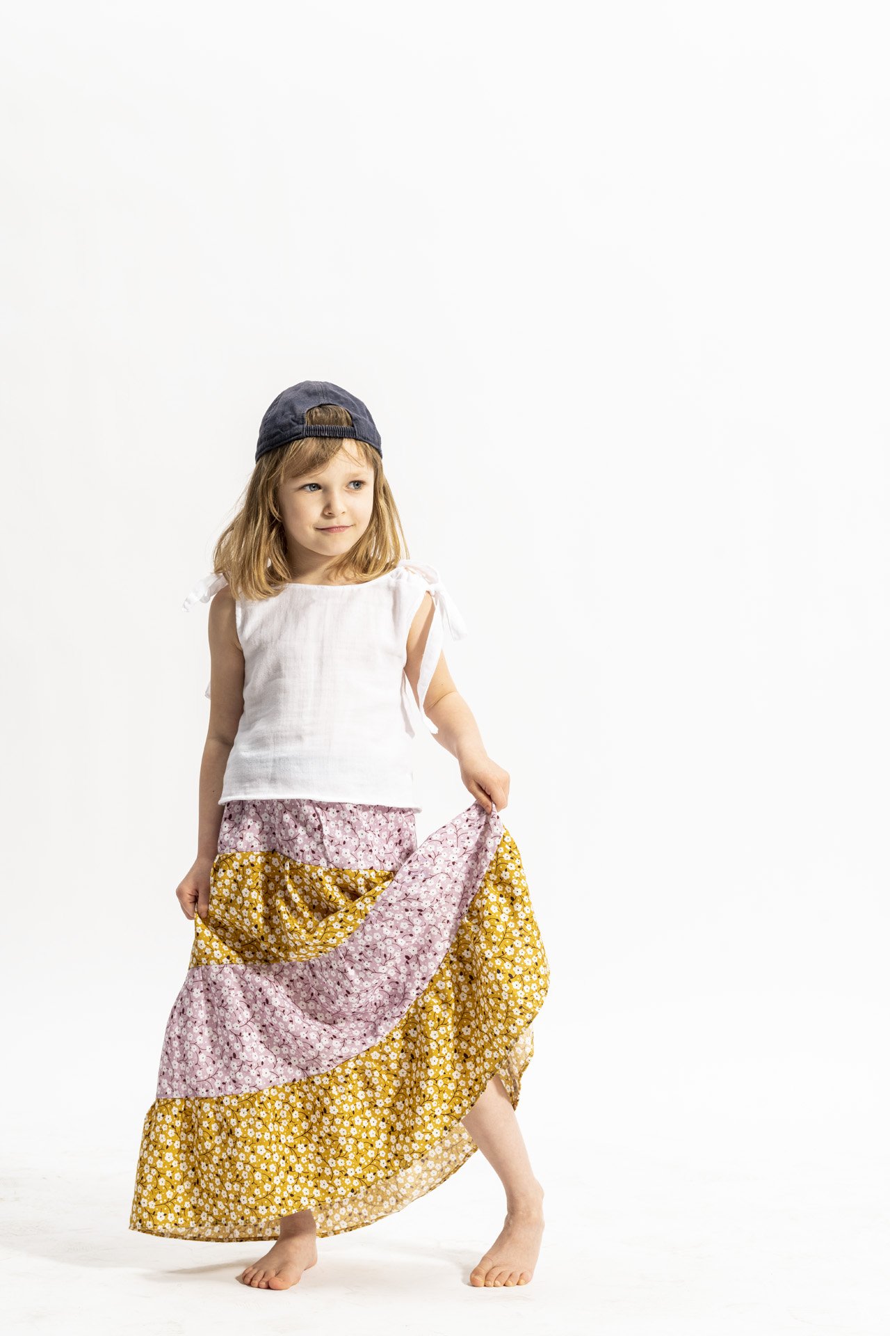 dziewczynka w pachworkowej spódnicy