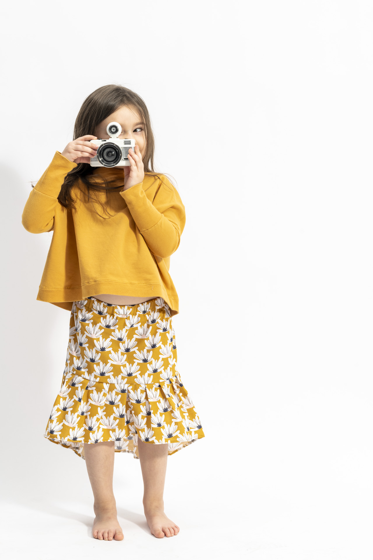 dziewczynka w spódnicy midi w kwiaty