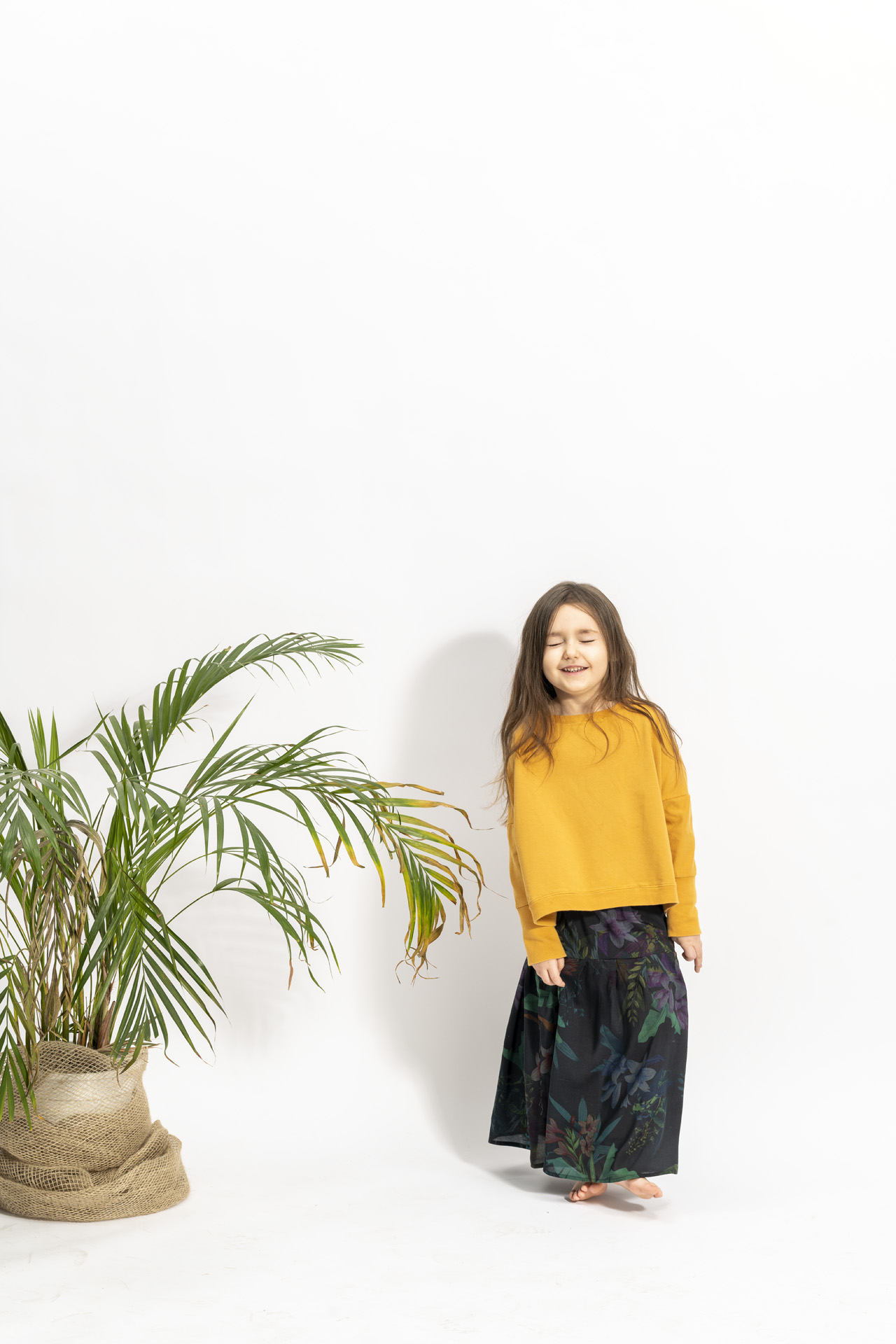 dziewczynka w maxi spodnicy