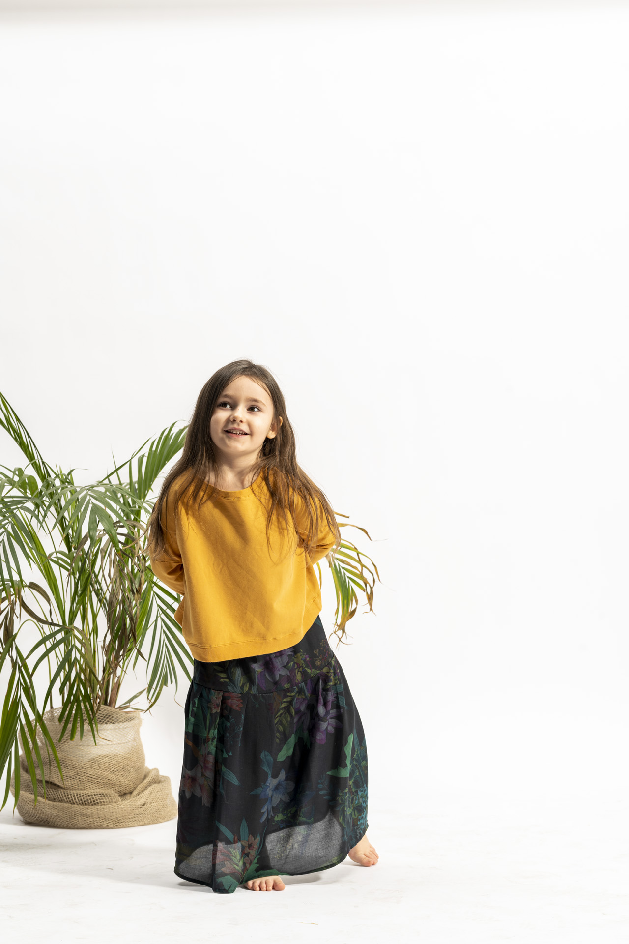 dziewczynka w dlugiej spodnicy