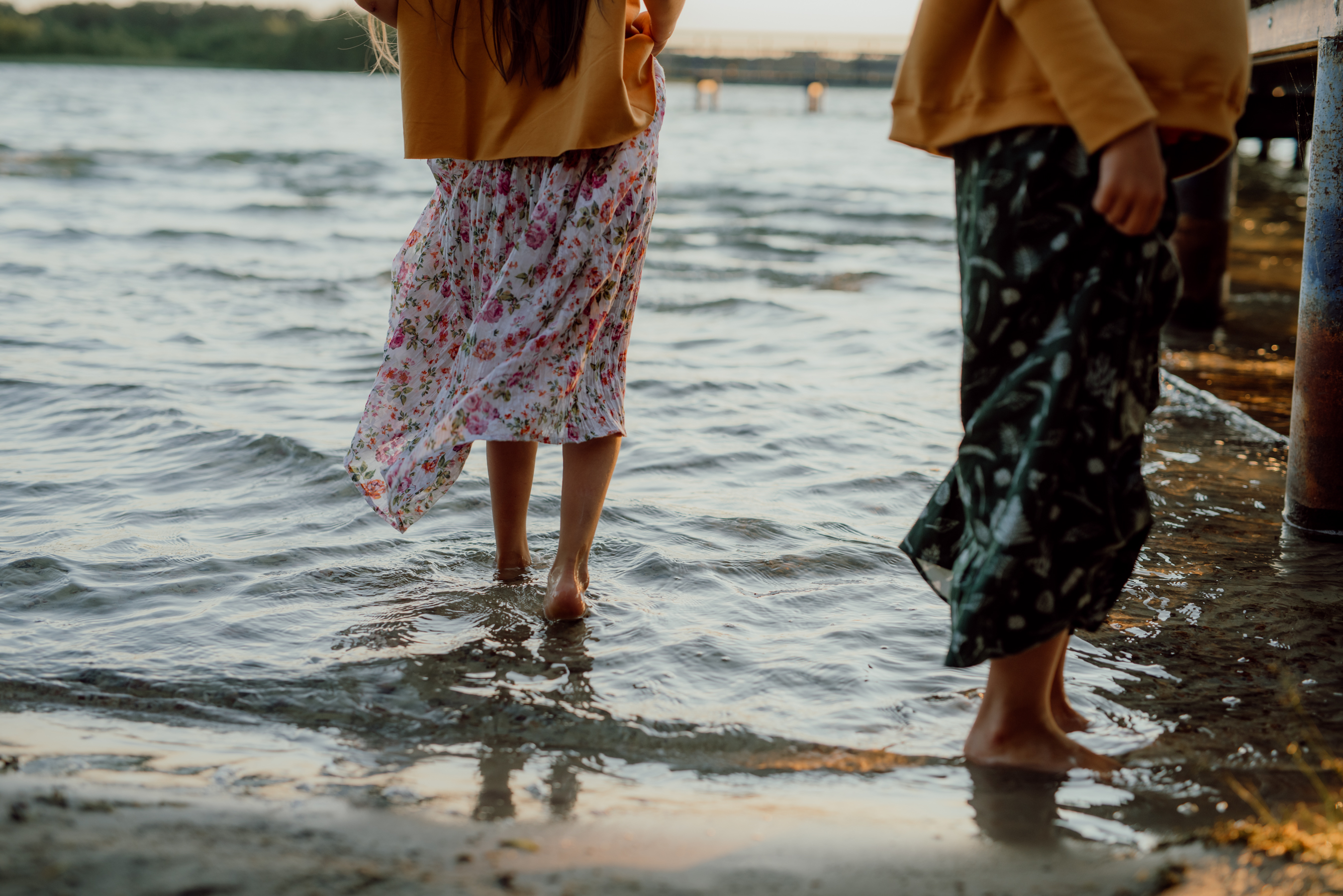 dziewczynki w dlugich spodniczkach