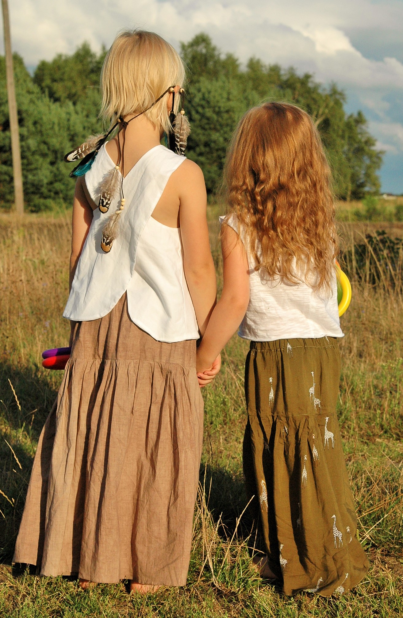 Dziewczynki w długich spódnicach