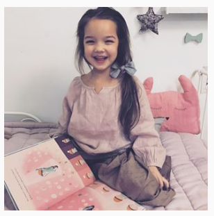 dziewczynka w długiej spódnicy