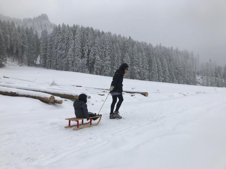 dziecko na sankach 
