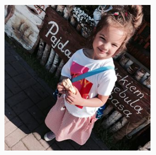 dziewczynka w spodnicy midi