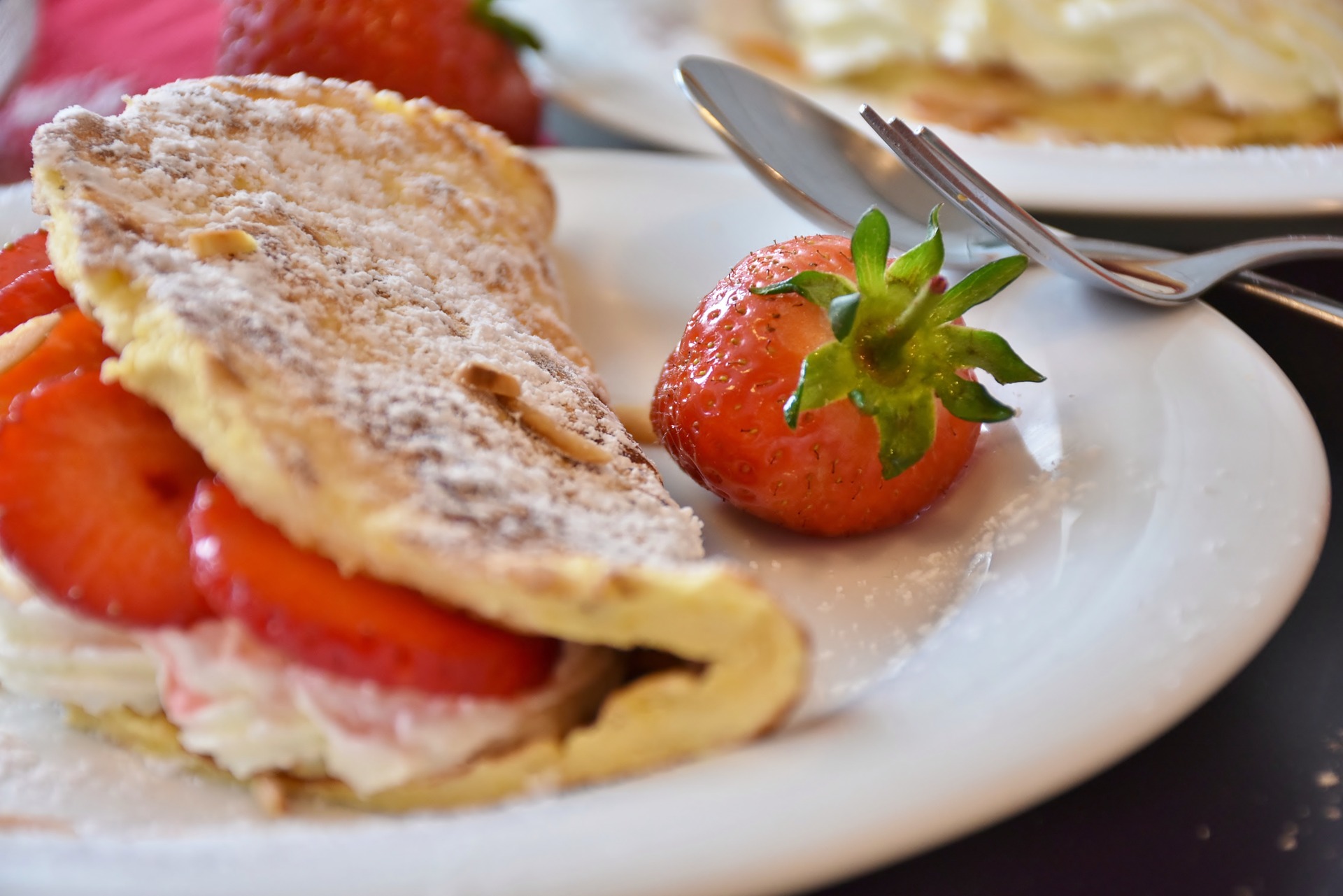 omlet z truskawkami
